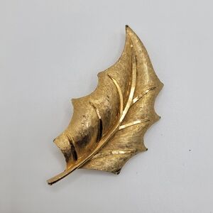 VINTAGE SIGNED BSK GOLD TONE LEAF BROOCH PIN